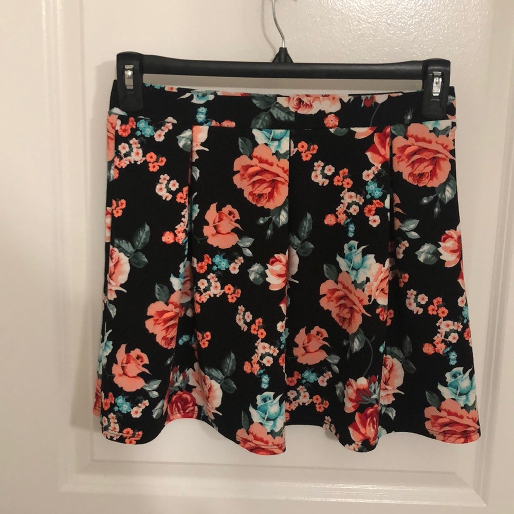 NWOT mini pleated floral skirt